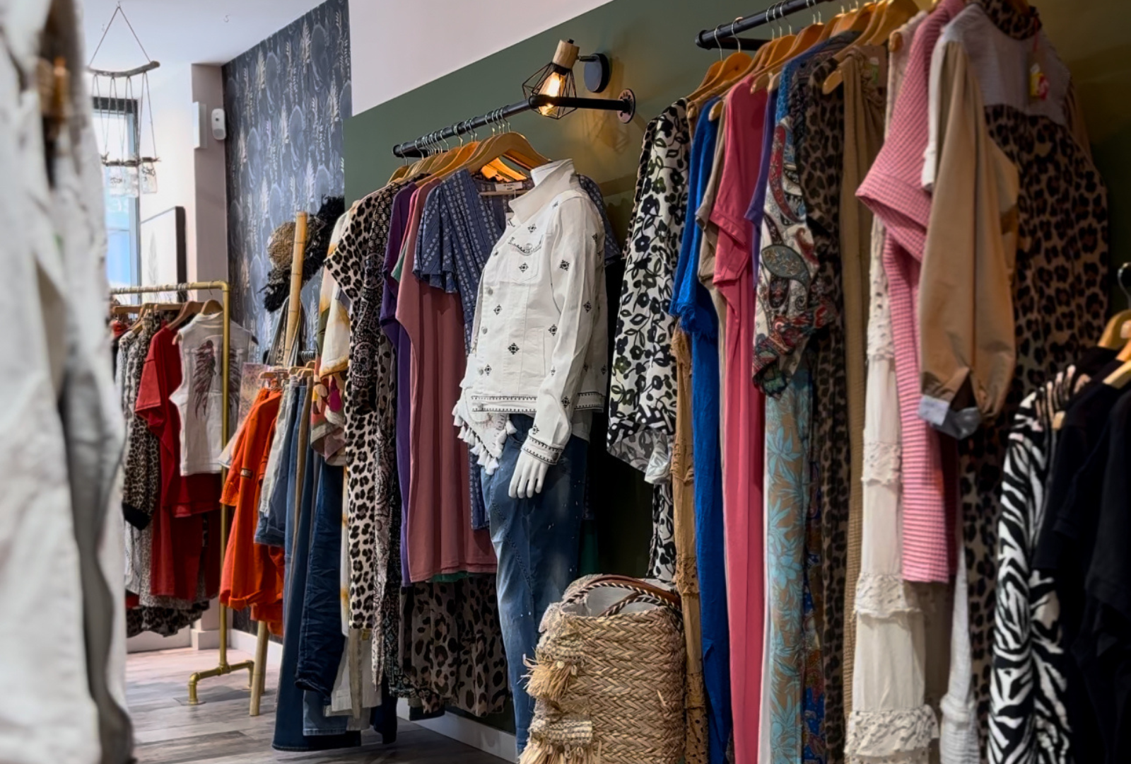 Magasin de prêt à porter à Clermont-l'Hérault - Gestion des réseaux sociaux, agence comdesamis